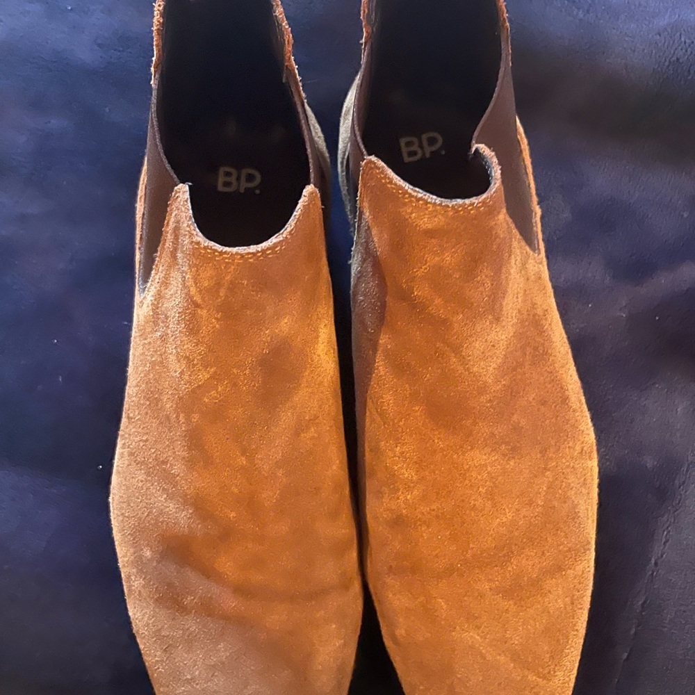Beautiful BP sued men’s boots size 9. Great comfort and style with jeans.